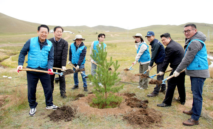 [무안=뉴시스] 몽골을 방문 중인 김영록 전남지사가 4일(현지시간) 울란바토르 테를지 국립공원 내 한·몽 그린벨트 사업지구에서 몽골 산림청과 함께 기후위기 대응 사막화 방지를 위한 우호의 숲 나무심기 행사를 하고 있다. (사진 제공 = 전남도). 2025.09.04. photo@newsis.com *재판매 및 DB 금지