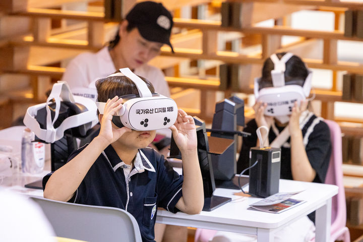 [서울=뉴시스] 서울대병원 AR체험 (사진=국가유산진흥원 제공) 2025.09.04. photo@newsis.com *재판매 및 DB 금지