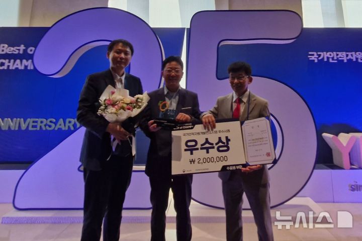 [인천=뉴시스] 산학협력단 정상민 부장(왼쪽부터), 김경신 팀장(교수), 김인규 훈련생이 기념 촬영하고 있다. (사진=인천폴리택대 제공) 2025.09.04. photo@newsis.com