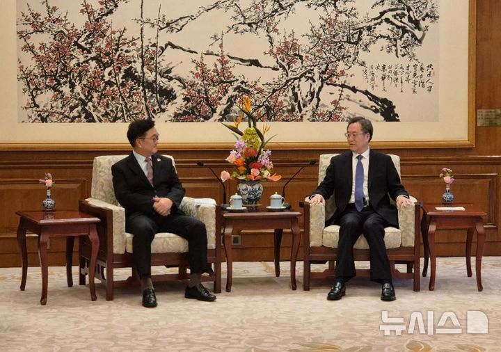 [베이징=뉴시스] 베이징특파원 공동취재단 = 우원식 국회의장이 4일 오후 베이징 댜오위타이(釣魚臺)에서 딩쉐샹 중국 국무원 부총리와 면담 및 만찬을 가졌다. 2025.09.04 photo@newsis.com