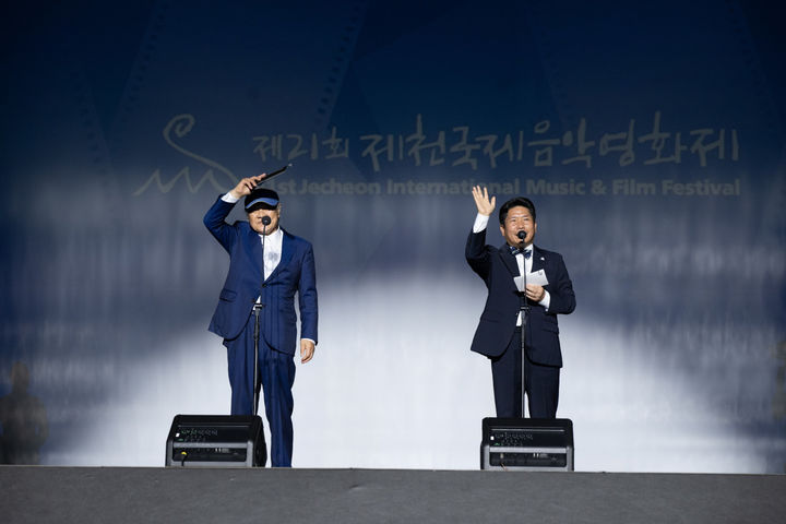 개막 인사하는 이장호 김창규 조직위원장 *재판매 및 DB 금지