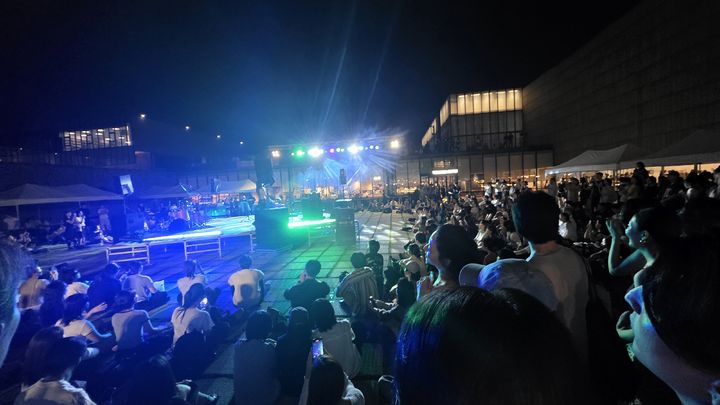 [사진=박현주 미술전문기자] 4일 국립현대미술관 서울 마당이 공연장을 변신했다. 2025.09.04. hyun@newsis.com *재판매 및 DB 금지