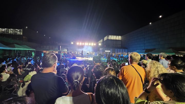 [사진=박현주 미술전문기자] 4일 국립현대미술관 서울 마당이 공연장을 변신했다. 2025.09.04. hyun@newsis.com *재판매 및 DB 금지