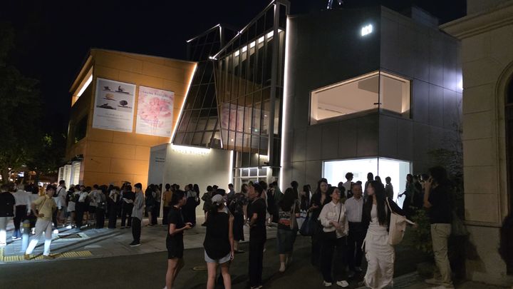 [사진=박현주 미술전문기자]4일 삼청나잇이 열린 국제갤러리에 줄지어 서있다. *재판매 및 DB 금지