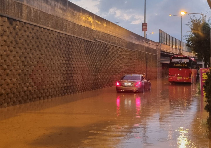 [광주=뉴시스] 4일 오후 광주 서구 벽진동 벽진고가교 일대 도로가 퇴근 무렵 쏟아진 폭우로 인해 물에 잠겨 있다. 이날 광주 서구 풍암지점 시간당 최대 강수량은 50㎜를 기록했다. (사진 = 독자 제공) 2025.09.04. photo@newsis.com *재판매 및 DB 금지