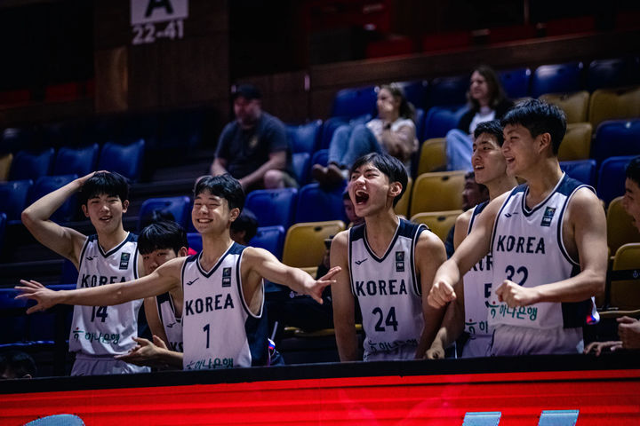 4일(한국 시간) 몽골 울란바토르 M뱅크 아레나에서 열린 카자흐스탄과의 2025 국제농구연맹(FIBA) U-16 아시아컵 8강 진출 결정전에서 벤치에서 동료들을 응원하고 있는 한국 U-16 남자 농구 선수들. 2025.09.04. (사진=FIBA 홈페이지 캡처) *재판매 및 DB 금지