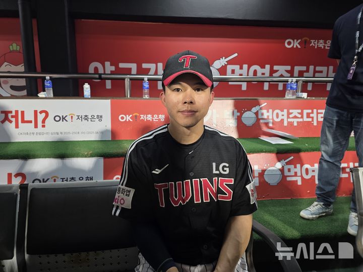 [수원=뉴시스] 김희준 기자 = LG 트윈스의 문성주가 4일 수원 KT위즈파크에서 벌어진 KT 위즈와의 경기에서 8회 역전 만루포를 작렬, 팀의 10-8 승리를 이끌었다. 문성주가 경기를 마친 뒤 취재진과 인터뷰를 하고 있다. 2025.09.04jinxijun@newsis.com