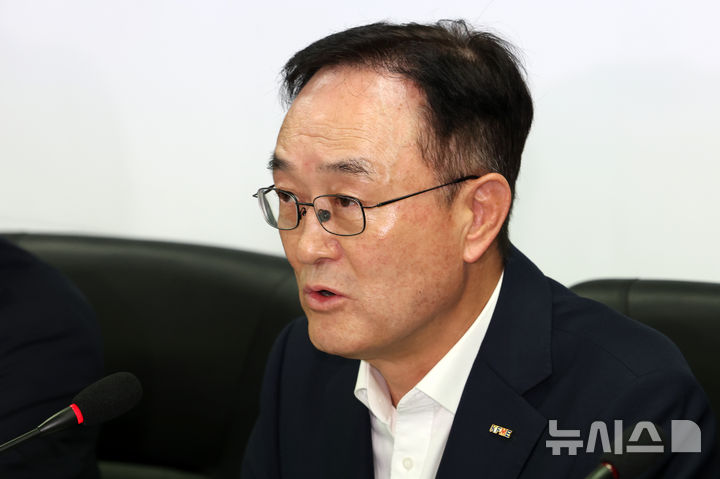 [서울=뉴시스] 조성우 기자 = 송치영 소상공인연합회장이 지난달 4일 오전 서울 영등포구 소상공인연합회에서 열린 현장의 목소리로 만든 소상공인 금융지원 간담회에서 발언하고 있다. 2025.10.01. xconfind@newsis.com
