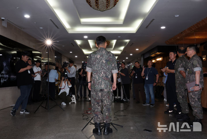 [서울=뉴시스] 배훈식 기자 = 진영승 대한민국 합동참모본부 의장 후보자가 4일 오전 서울 용산구 육군회관에 마련된 인사청문회 준비사무실로 첫 출근하며 취재진의 질문에 답하고 있다. 2025.09.04. dahora83@newsis.com