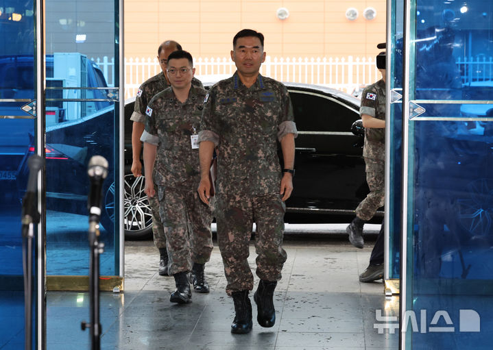 [서울=뉴시스] 배훈식 기자 = 진영승 대한민국 합동참모본부 의장 후보자가 4일 오전 서울 용산구 육군회관에 마련된 인사청문회 준비사무실로 첫 출근하고 있다. 2025.09.04. dahora83@newsis.com