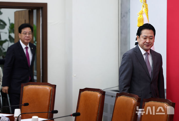 [서울=뉴시스] 김명년 기자 = 장동혁 국민의힘 당 대표가 4일 오전 서울 여의도 국회에서 열린 최고위원회의에서 입장하고 있다. 2025.09.04. kmn@newsis.com