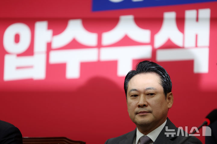 [서울=뉴시스] 김명년 기자 = 장동혁 국민의힘 당 대표가 4일 오전 서울 여의도 국회에서 열린 최고위원회의에서 자리에 앉아 있다. 2025.09.04. kmn@newsis.com