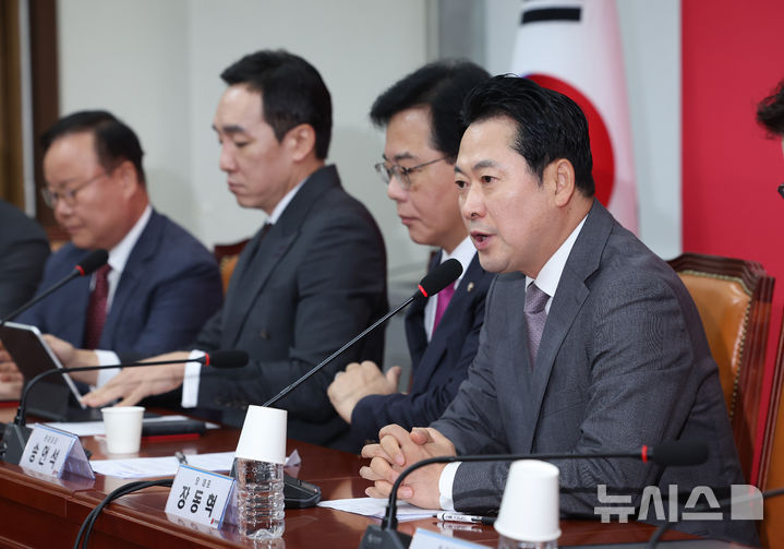 [서울=뉴시스] 김명년 기자 = 장동혁 국민의힘 당 대표가 4일 오전 서울 여의도 국회에서 열린 최고위원회의에서 조은석 특검의 압수수색을 규탄하고 있다. 2025.09.04. kmn@newsis.com
