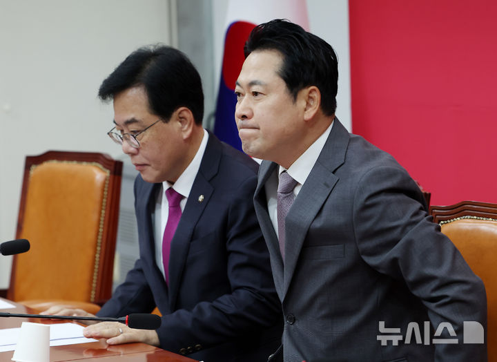 [서울=뉴시스] 김명년 기자 = 장동혁 국민의힘 당 대표가 4일 오전 서울 여의도 국회에서 열린 최고위원회의에서 자리에 앉고 있다. 2025.09.04. kmn@newsis.com