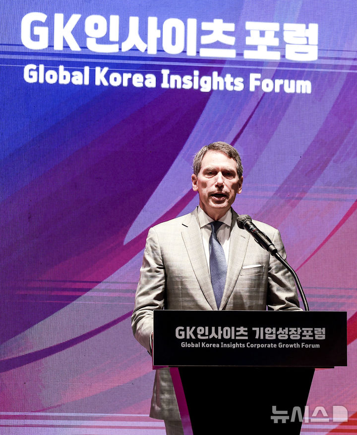 [서울=뉴시스] 정병혁 기자 = 네이탄 로젠버그 인시그니엄 대표가 4일 서울 중구 웨스틴 조선호텔에서 열린 글로벌 코리아 인사이츠 포럼에서 기조강연을 하고 있다. 2025.09.04. jhope@newsis.com