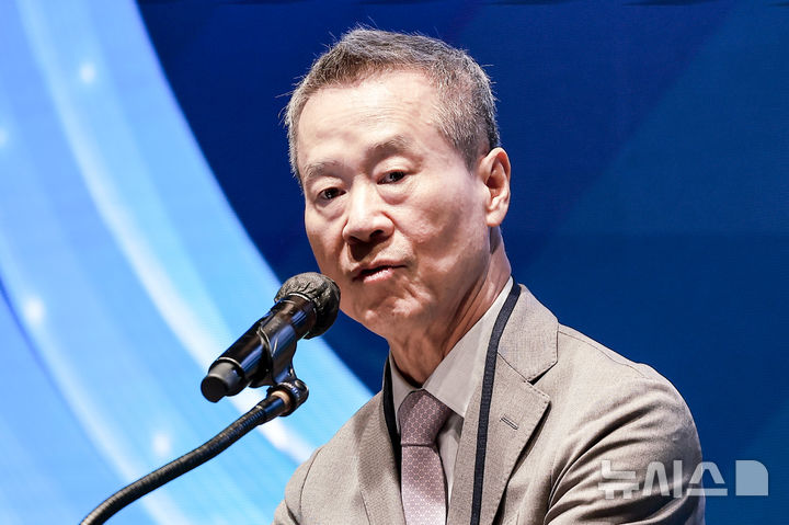 [서울=뉴시스] 정병혁 기자 = 홍선근 머니투데이 회장이 4일 서울 중구 웨스틴 조선호텔에서 열린 글로벌 코리아 인사이츠 포럼에서 축사를 하고 있다.&nbsp; 2025.09.04. jhope@newsis.com