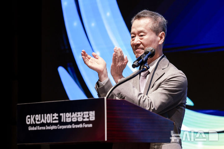 [서울=뉴시스] 정병혁 기자 = 홍선근 머니투데이 회장이 4일 서울 중구 웨스틴 조선호텔에서 열린 글로벌 코리아 인사이츠 포럼에서 축사 후 박수를 치고 있다. 2025.09.04. jhope@newsis.com