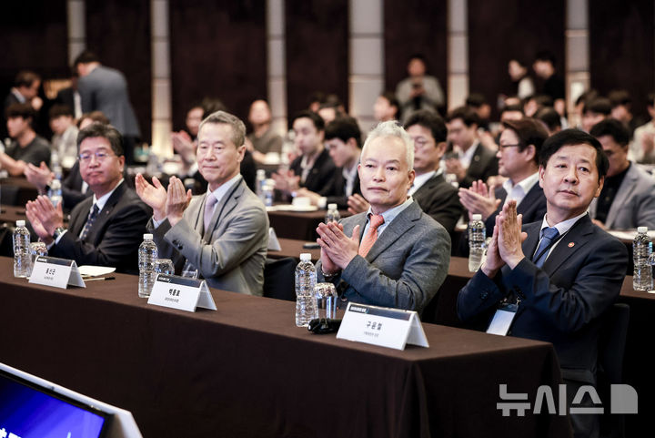 [서울=뉴시스] 정병혁 기자 = 4일 서울 중구 웨스틴 조선호텔에서 열린 글로벌 코리아 인사이츠 포럼에서 참석자들이 박수를 치고 있다.&nbsp; 2025.09.04. jhope@newsis.com
