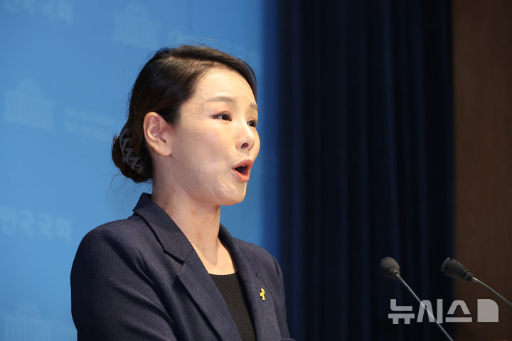 [서울=뉴시스] 김금보 기자 = 강미정 조국혁신당 대변인이 4일 서울 여의도 국회 소통관에서 당내 성비위 의혹과 관련한 탈당 기자회견을 하고 있다. 2025.09.04. kgb@newsis.com