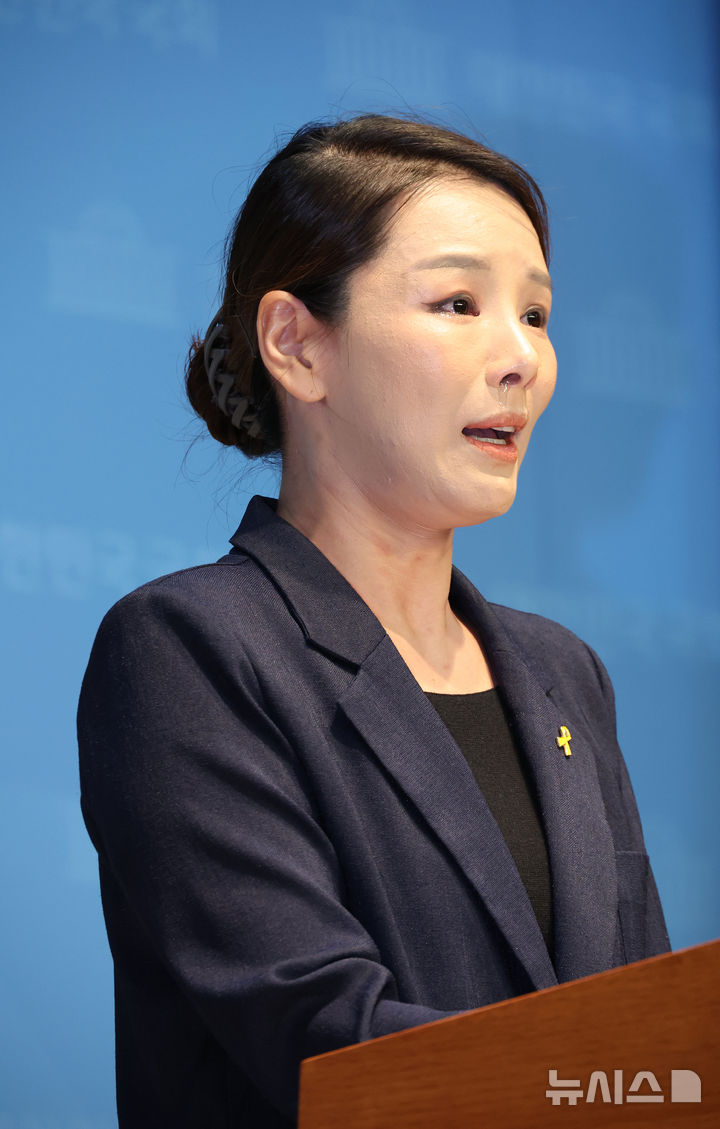 [서울=뉴시스] 김금보 기자 = 강미정 조국혁신당 대변인이 4일 서울 여의도 국회 소통관에서 당내 성비위 의혹과 관련한 탈당 기자회견을 하고 있다. 2025.09.04. kgb@newsis.com