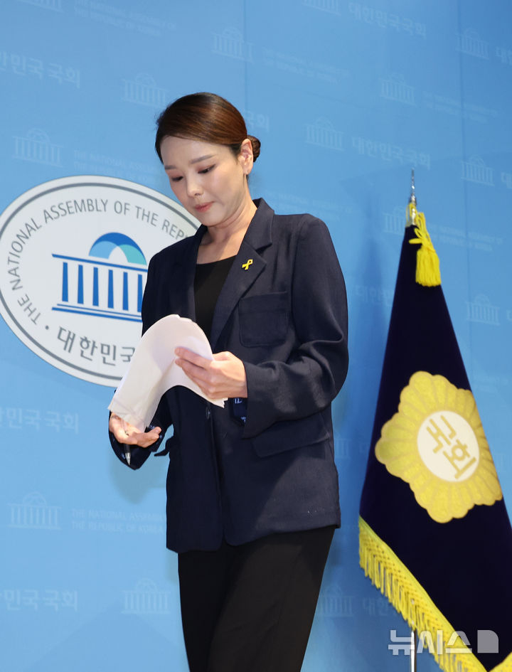 [서울=뉴시스] 김금보 기자 = 강미정 조국혁신당 대변인이 4일 서울 여의도 국회 소통관에서 당내 성비위 의혹과 관련한 탈당 기자회견을 마친 후 이동하고 있다. 2025.09.04. kgb@newsis.com