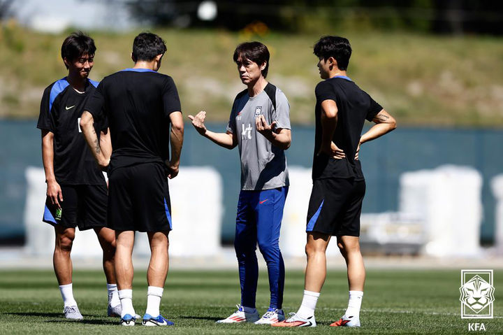 [서울=뉴시스] 축구국가대표팀 홍명보 감독이 3일(현지 시간) 미국 뉴욕주 아이칸 스타디움에서 2026 북중미 월드컵 대비 미국과의 평가전을 앞두고 열린 훈련에서 지시를 하고 있다. (사진=대한축구협회 제공) 2025.09.04. photo@newsis.com *재판매 및 DB 금지