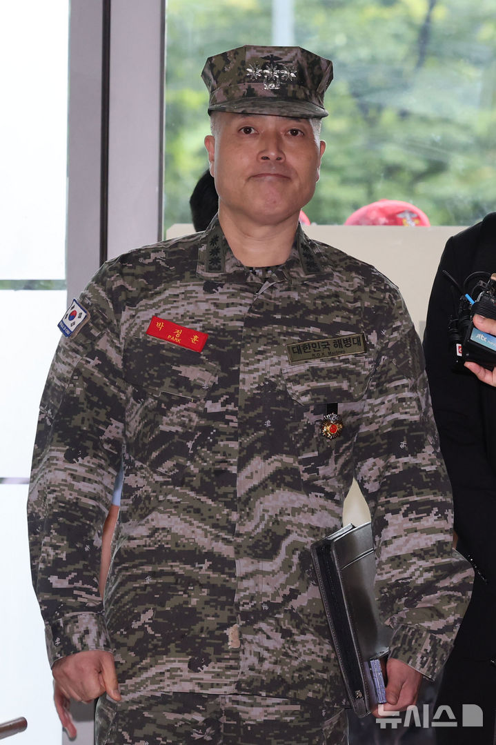 [서울=뉴시스] 권창회 기자 = 박정훈 해병대 수사단장이 4일 오전 서울 서초구 이명현 순직 해병 특별검사 사무실에 참고인 신분으로 6차 소환 조사에 출석하고 있다. 2025.09.04. kch0523@newsis.com