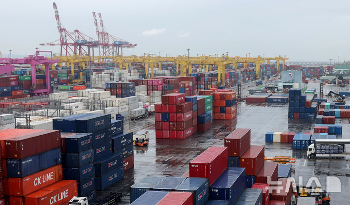 [인천=뉴시스] 전진환 기자 = 인천 연수구 인천신항 컨테이너 터미널에 컨테이너가 쌓여 있다. 2025.09.04. amin2@newsis.com