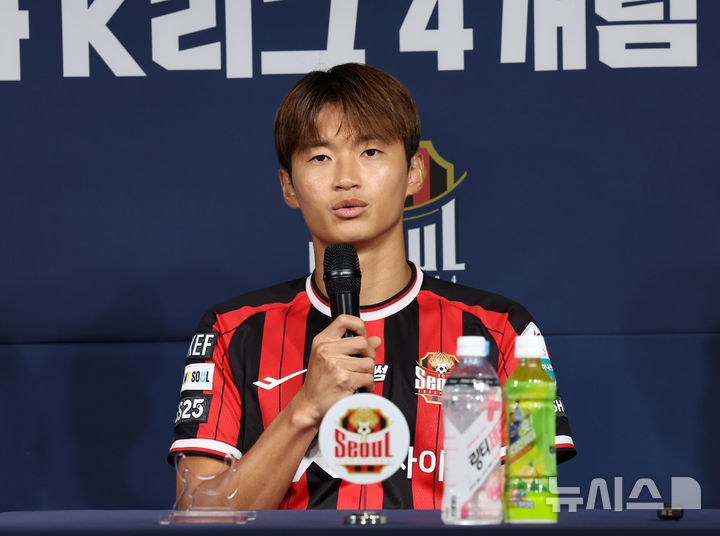 [서울=뉴시스] 배훈식 기자 = 서울 김진수가 4일 오전 서울 축구회관에서 열린 2025-26 ACL 참가 K리그 4개팀 미디어데이에서 취재진의 질문에 답하고 있다. 2025.09.04. dahora83@newsis.com