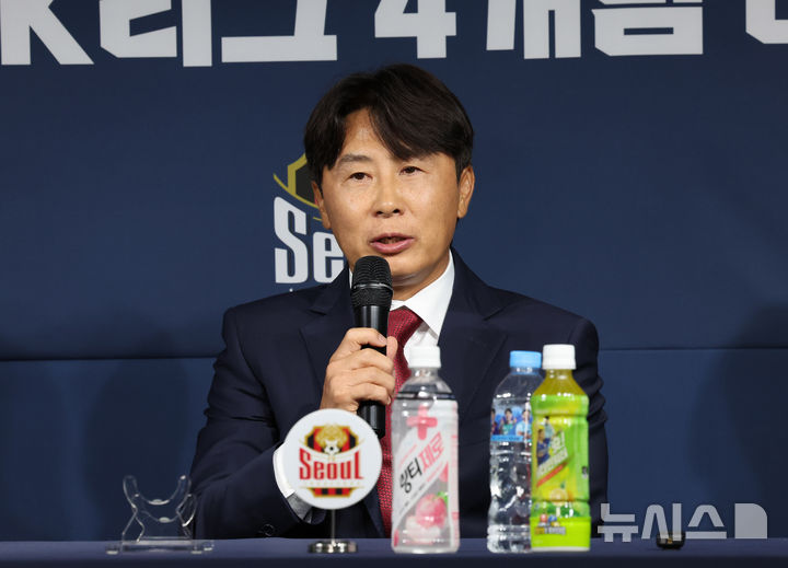 [서울=뉴시스] 배훈식 기자 = 김기동 서울 감독이 4일 오전 서울 축구회관에서 열린 2025-26 ACL 참가 K리그 4개팀 미디어데이에서 취재진의 질문에 답하고 있다. 2025.09.04. dahora83@newsis.com