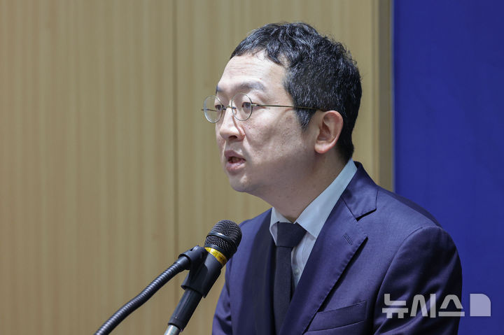 [서울=뉴시스] 권창회 기자 = 정민영 순직 해병 특검 특검보가 4일 오전 서울 서초구 이명현 순직 해병 특별검사 사무실에서 정례 브리핑을 하고 있다. 2025.09.04. kch0523@newsis.com