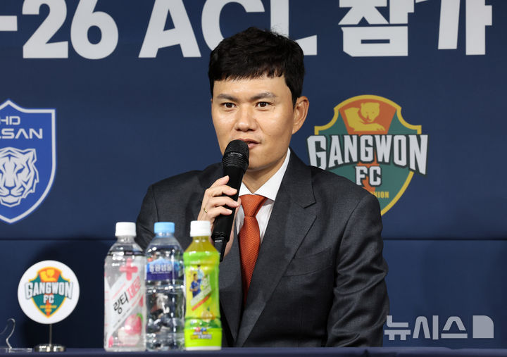 [서울=뉴시스] 배훈식 기자 = 정경호 강원 감독이 4일 오전 서울 축구회관에서 열린 2025-26 ACL 참가 K리그 4개팀 미디어데이에서 취재진의 질문에 답하고 있다. 2025.09.04. dahora83@newsis.com