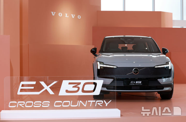 [서울=뉴시스] 이영환 기자 = 지난 4일 오전 서울 용산구 볼보자동차 용산 전시장에서 진행된 EX30 크로스 컨트리(CC) 스닉 프리뷰 행사에 EX30 CC 차량이 전시되어 있다. 2025.09.04. 20hwan@newsis.com