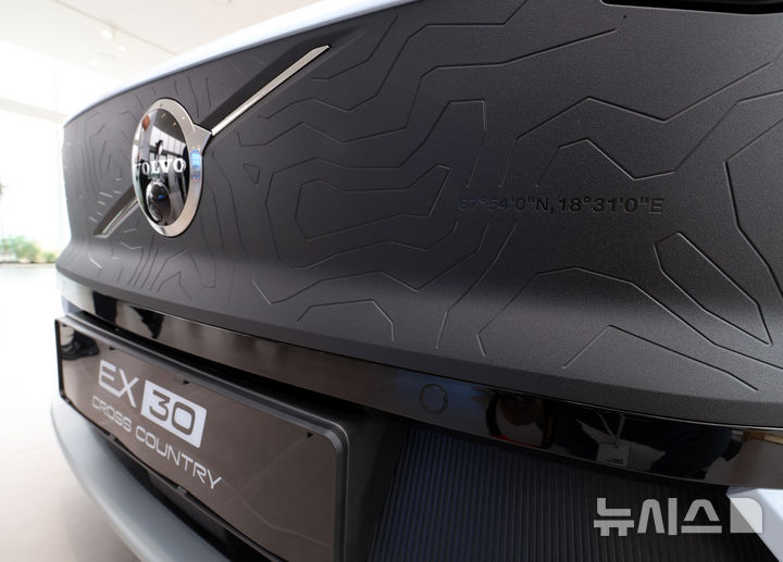 [서울=뉴시스] 이영환 기자 = 지난 9월4일 오전 서울 용산구 볼보자동차 용산 전시장에서 진행된 EX30 크로스 컨트리(CC) 스닉 프리뷰 행사에서 전시된 EX30 CC 차량 프론트 그릴에 케브네카이세 산맥의 지형도 및 좌표가 표시되어 있다. 2025.09.04. 20hwan@newsis.com