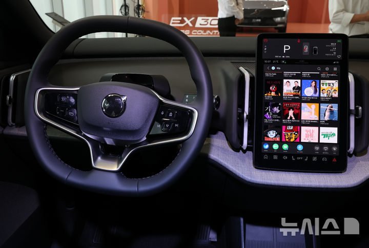 [서울=뉴시스] 이영환 기자 = 지난 9월4일 오전 서울 용산구 볼보자동차 용산 전시장에서 진행된 EX30 크로스 컨트리(CC) 스닉 프리뷰 행사에 EX30 CC 차량이 전시되어 있다. 2025.09.04. 20hwan@newsis.com