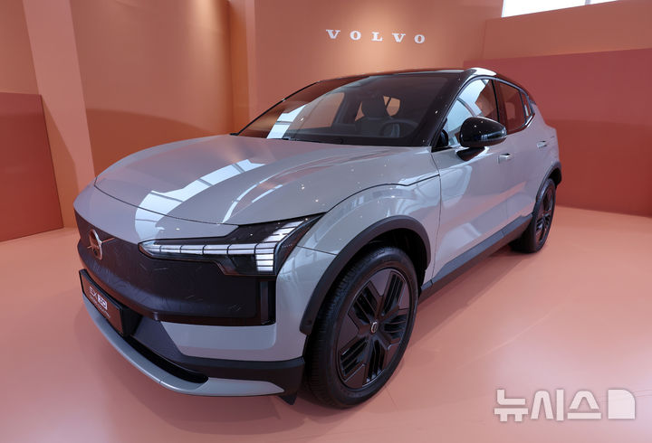 [서울=뉴시스] 이영환 기자 = 4일 오전 서울 용산구 볼보자동차 용산 전시장에서 진행된 EX30 크로스 컨트리(CC) 스닉 프리뷰 행사에 EX30 CC 차량이 전시되어 있다. 2025.09.04. 20hwan@newsis.com