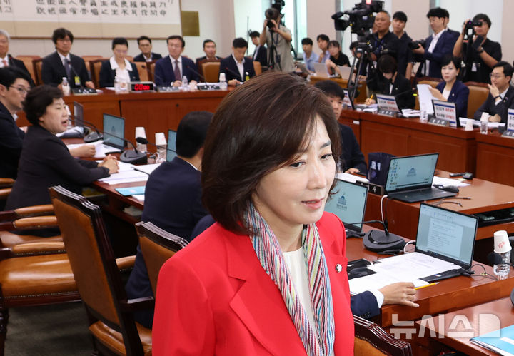 [서울=뉴시스] 김금보 기자 = 나경원 국민의힘 의원이 4일 오전 서울 여의도 국회에서 열린 법제사법위원회 전체회의에서 이석하고 있다. 2025.09.04. kgb@newsis.com