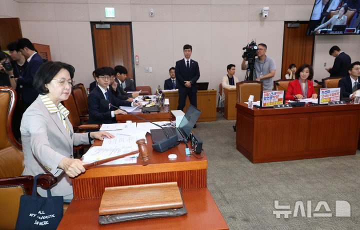 [서울=뉴시스] 김금보 기자 = 추미애 국회 법제사법위원회 위원장이 4일 오전 서울 여의도 국회에서 열린 법제사법위원회 전체회의에서 의사봉을 두드리고 있다. 2025.09.04. kgb@newsis.com