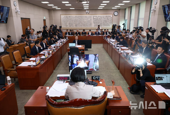 [서울=뉴시스] 김금보 기자 = 추미애 국회 법제사법위원회 위원장이 4일 오전 서울 여의도 국회에서 열린 법제사법위원회 전체회의에서 의사봉을 두드리고 있다. 2025.09.04. kgb@newsis.com