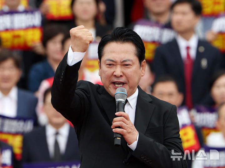 [서울=뉴시스] 김명년 기자 = 장동혁 국민의힘 대표가 4일 오전 서울 여의도 국회 본청 앞 계단에서 열린 '야당말살 정치탄압 특검수사 규탄대회'에서 연설을 하고 있다. 2025.09.04. kmn@newsis.com