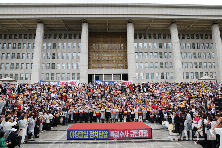 [서울=뉴시스] 김명년 기자 = 4일 오전 서울 여의도 국회 본청 앞 계단에서 열린 '국민의힘 야당말살 정치탄압 특검수사 규탄대회'에서 장동혁 대표 등 참석자들이 구호를 외치고 있다. 2025.09.04. kmn@newsis.com