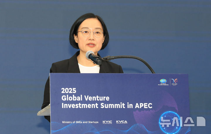 [서귀포=뉴시스] 우장호 기자 = 한성숙 중소벤처기업부 장관이 4일 오전 제주 서귀포시 제주국제컨벤션센터 한라홀에서 '2025 APEC 중소기업 장관회의' 연계행사로 열린 '2025 글로벌 벤처투자 서밋 in APEC' 행사에서 환영사를 하고 있다. 2025.09.04. woo1223@newsis.com