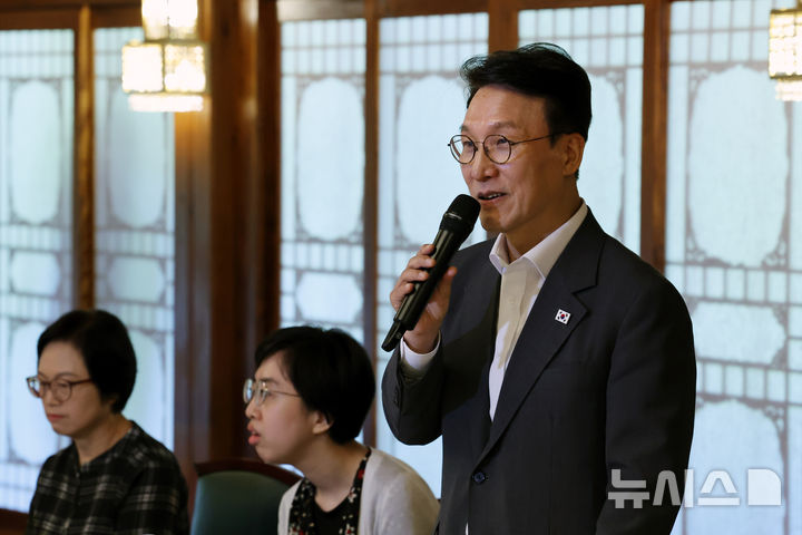 [서울=뉴시스] 배훈식 기자 = 김민석 국무총리가 4일 오후 서울 종로구 총리공관에서 열린 발달장애인 가족 초청 행사에서 인사말을 하고 있다. 2025.09.04. dahora83@newsis.com