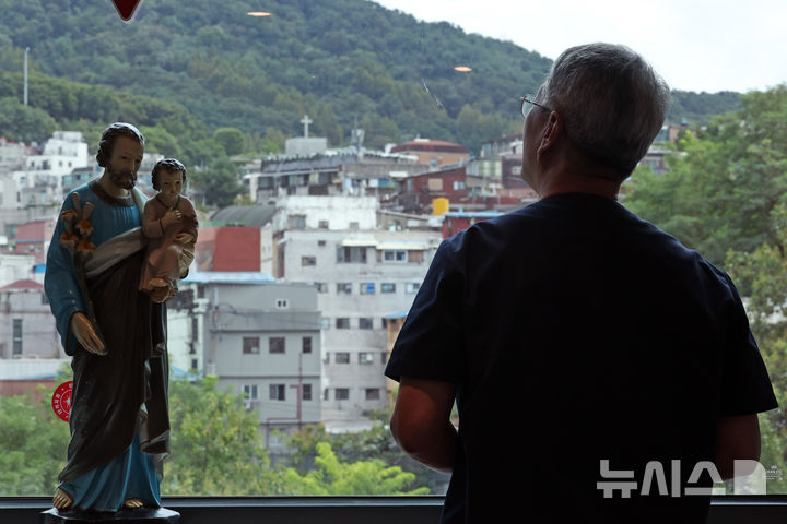 [서울=뉴시스] 박진희 기자 = 고영초 원장이 지난 4일 서울 용산구 요셉의원에서 동자동 쪽방촌을 바라보고 있다. 요셉의원은 가난하고 병들어 사회에서 소외되고 버림받은 이들과 함께 하는 요셉나눔재단법인 산하 자선의료기관이다. 2025.09.06. pak7130@newsis.com