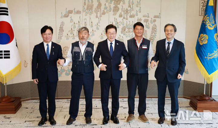 [서울=뉴시스] 최동준 기자 = 이재명 대통령이 4일 서울 용산 대통령실 청사에서 열린 양대 노총 위원장과 오찬 간담회에서 양경수(왼쪽 네번째) 민주노총 위원장, 김동명(왼쪽 두번째) 한국노총 위원장과 기념촬영을 하고 있다. 왼쪽부터 김영훈 고용노동부 장관, 김 위원장, 이 대통령, 양 위원장, 문진영 사회수석. (대통령실통신사진기자단) 2025.09.04. photocdj@newsis.com