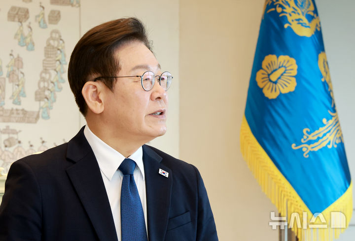 [서울=뉴시스] 최동준 기자 = 이재명 대통령이 4일 서울 용산 대통령실 청사에서 열린 양대 노총 위원장과 오찬 간담회에서 발언하고 있다. (대통령실통신사진기자단) 2025.09.04. photocdj@newsis.com