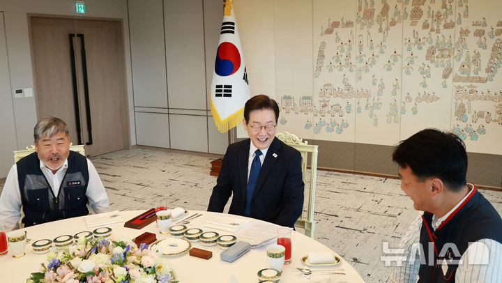 [서울=뉴시스] 최동준 기자 = 이재명 대통령이 4일 서울 용산 대통령실 청사에서 열린 양대 노총 위원장과 오찬 간담회에서 발언하고 있다. (대통령실통신사진기자단) 2025.09.04. photocdj@newsis.com