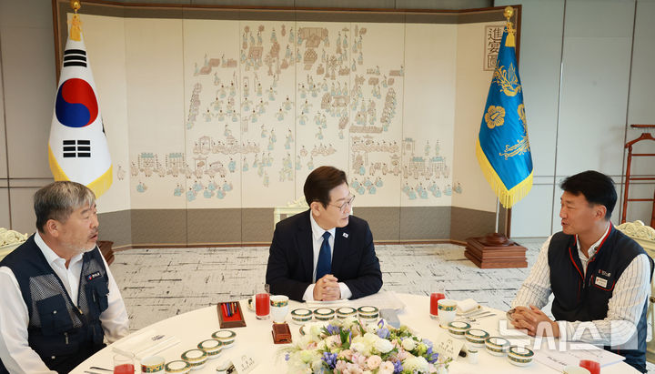 [서울=뉴시스] 최동준 기자 = 이재명 대통령이 4일 서울 용산 대통령실 청사에서 열린 양대 노총 위원장과 오찬 간담회에서 양경수 민주노총 위원장의 발언을 듣고 있다. (대통령실통신사진기자단) 2025.09.04. photocdj@newsis.com