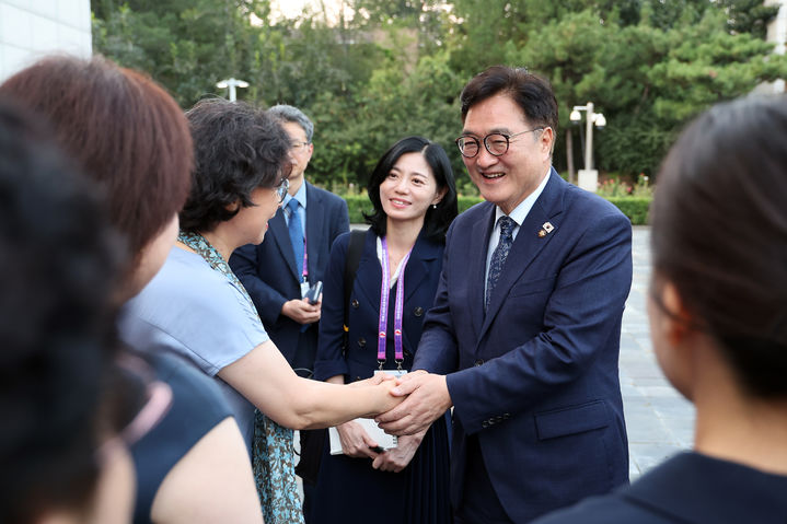 [서울=뉴시스] 김명년 기자 = 우원식 국회의장이 4일 중국 베이징에서 독립운동가 후손들을 만나 인사를 하고 있다.(사진=국회의장실 제공) 2025.09.04. photo@newsis.com *재판매 및 DB 금지