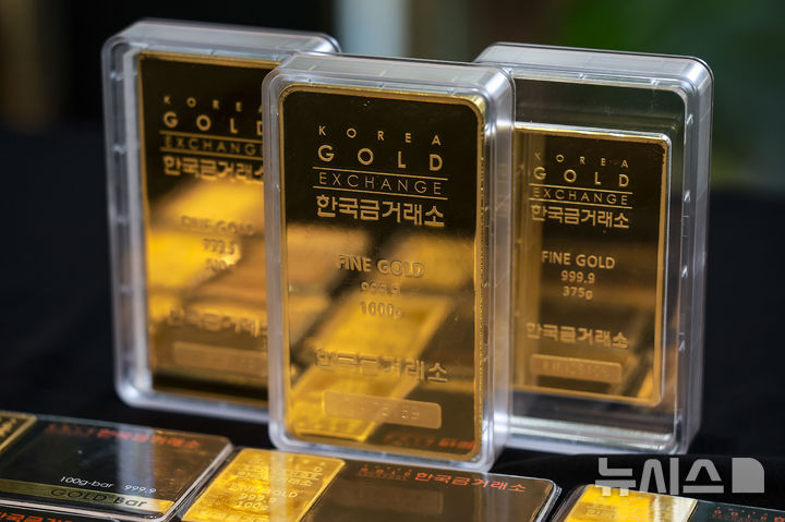 [서울=뉴시스] 정병혁 기자 = 미국 연방정부 셧다운(업무중단)에 1일(현지 시간) 국제 금값은 사상 최고치를 경신했다. 사진은 지난 4일 서울 종로구 한국금거래소 종로본점에 골드바가 놓여 있는 모습. 2025.10.02. jhope@newsis.com